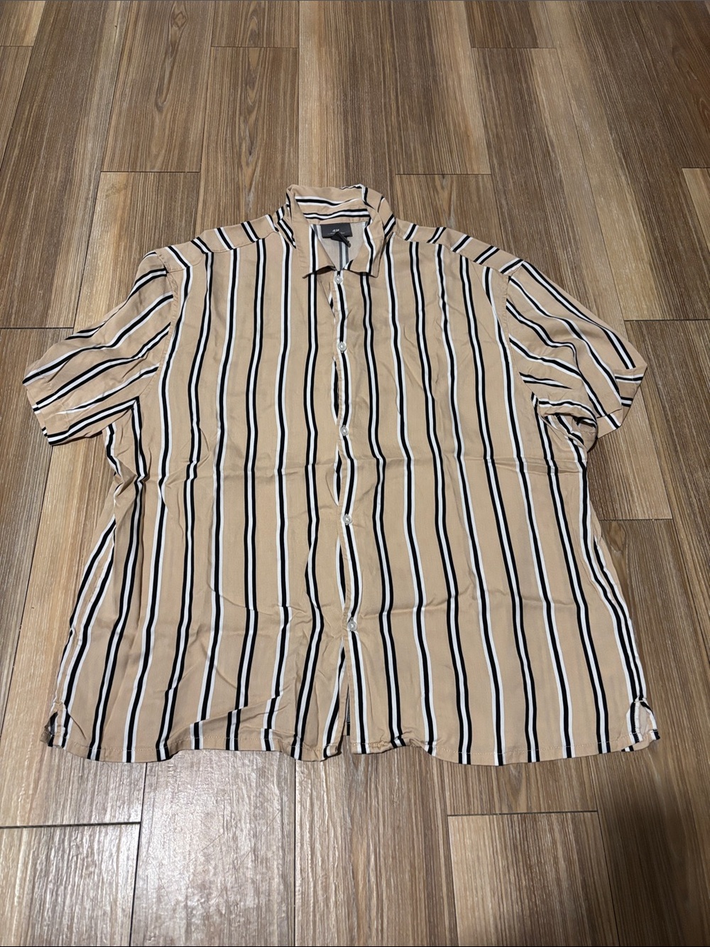 H&M Beige Short-Sleeve Button-Up Shirt with Black and White Stripes